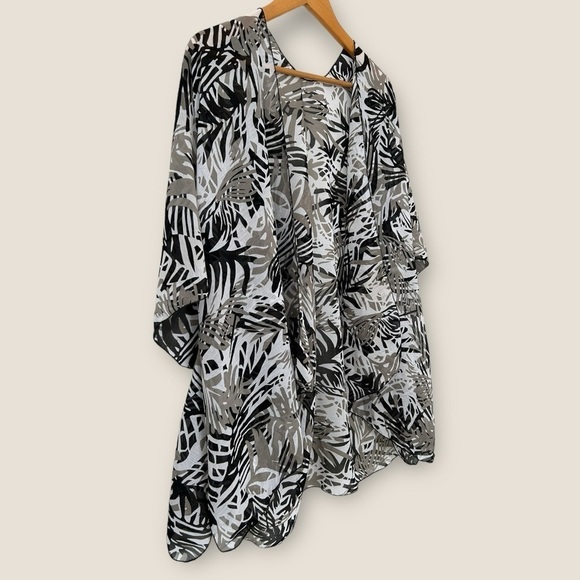 Patterned Tropical Beach Coverup - Picture 2 of 8